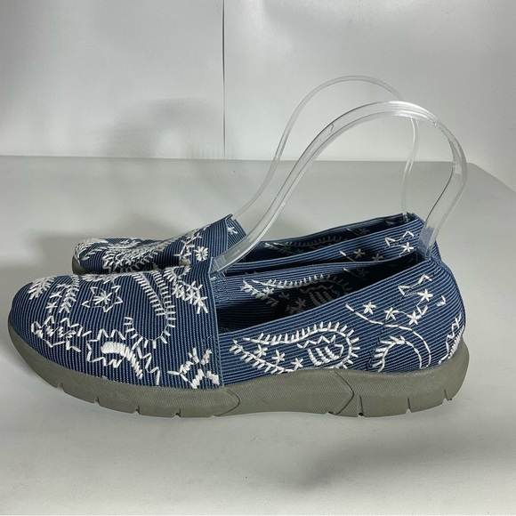 Yuu Blue & White Floral Embroidered Slip-On Elastic Padded Footbed Shoe Size 6.5 - Picture 3 of 16